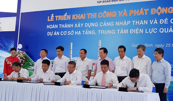 Đại diện các đơn vị ký cam kết thi đua đẩy nhanh tiến độ, xây dựng cảng nhập than và đê chắn sóng dự án cơ sở hạ tầng Trung tâm Điện lực Quảng Trạch.