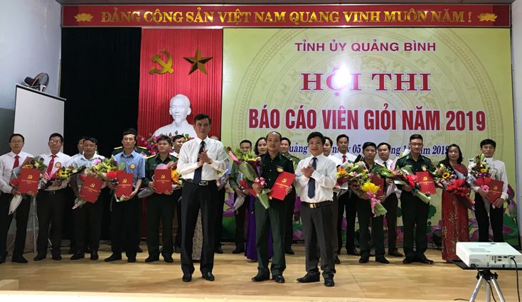  Đồng chí Phó Bí thư Thường trực Tỉnh ủy Trần Thắng và đồng chí Trưởng ban Tuyên giáo Tỉnh ủy Cao Văn Định tặng hoa và trao giấy chứng nhận tham gia hội thi báo cáo viên giỏi cấp tỉnh cho các thí sinh.