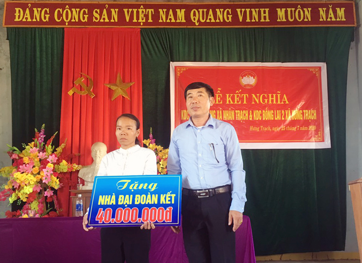 Lãnh đạo Ủy ban MTTQVN huyện Bố Trạch trao tặng nhà “Đại đoàn kết” cho hộ gia đình có hoàn cảnh khó khăn ở thôn Bồng Lai 2, xã Hưng Trạch.