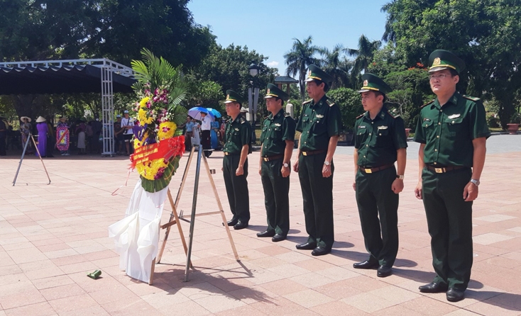 Đoàn công tác BCH BĐPD tỉnh dâng hoa, thắp hương tưởng niệm các anh hùng liệt sỹ tại nghĩa trang quốc gia Trường Sơn (Quảng Trị).  
