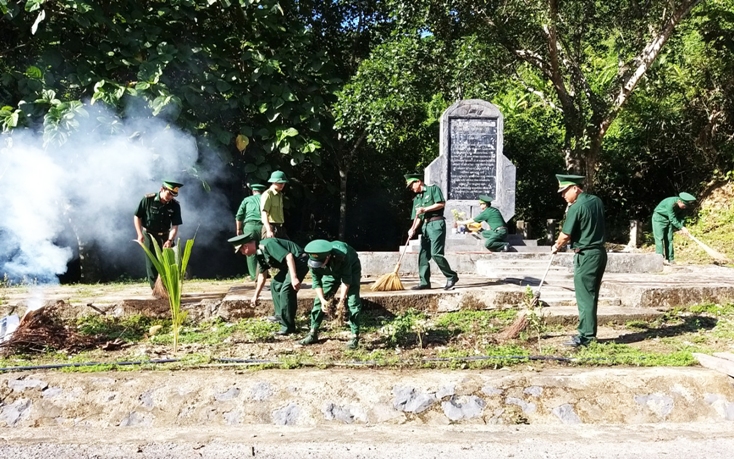  Cán bộ chiến sỹ Đồn BP Làng Ho BĐBP Quảng Bình vệ sinh, dâng hương tại Bia tưởng niệm Km 33 nhánh Tây đường Hồ Chí Minh. 