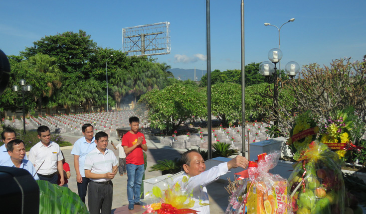 Đồng chí Phó Thủ tướng Thường trực Chính phủ Trương Hòa Bình thành kính dâng hương lên Đài tưởng niệm các anh hùng liệt sỹ.