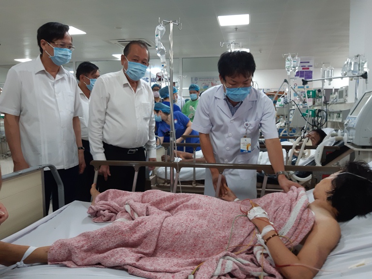 Đồng chí Phó Thủ tướng Trương Hòa Bình thăm các nạn nhân