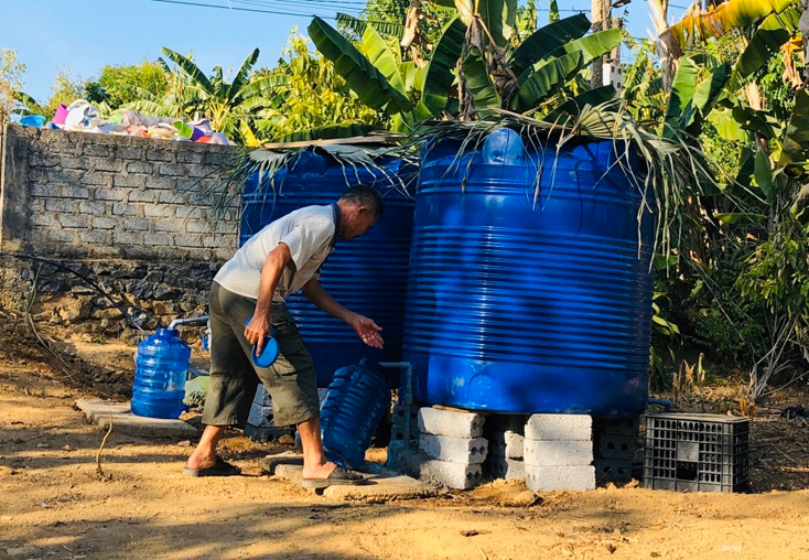 Người dân xã Mai Hóa, huyện Tuyên Hóa đang lấy nước miễn phí về sử dụng