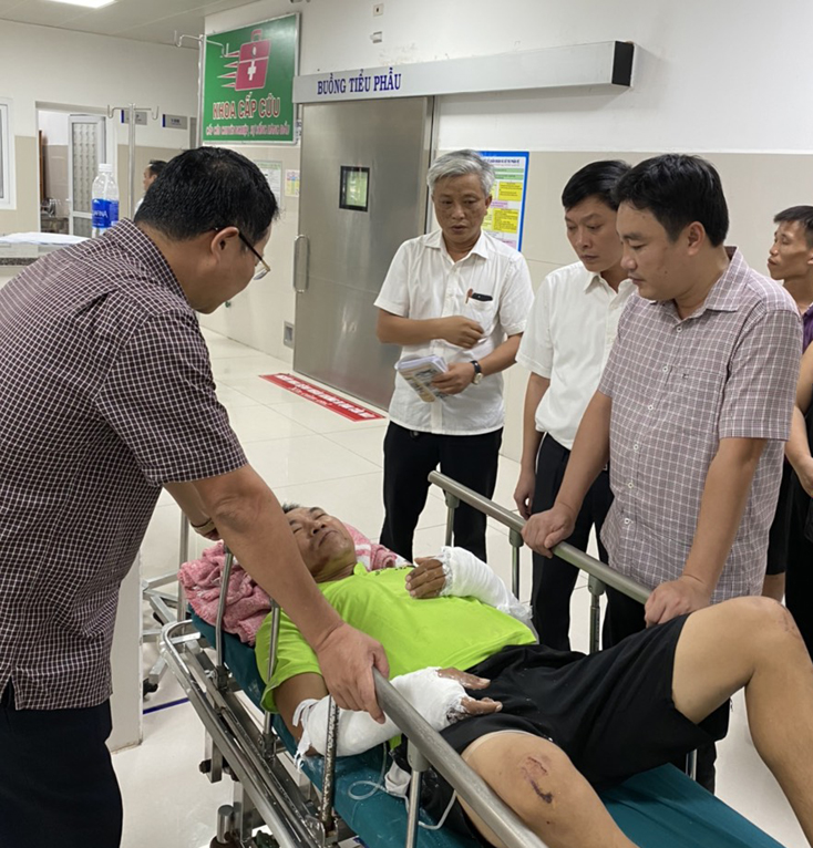 Lãnh đạo huyện Bố Trạch thăm hỏi những người bị thương tại Bệnh viện Việt Nam-CuBa Đồng Hới
