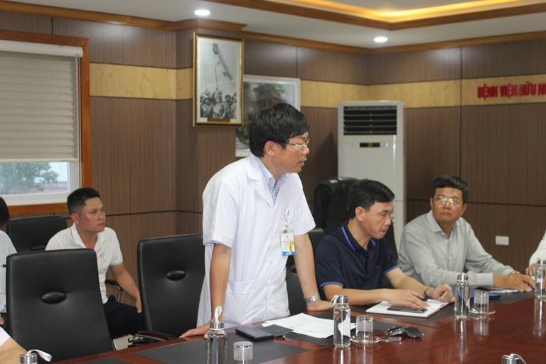Đại diện lãnh đạo Bệnh viện hữu nghị Việt Nam - Cu Ba Đồng Hới báo cáo công tác cấp cứu, điều trị nạn nhân vụ tai nạ