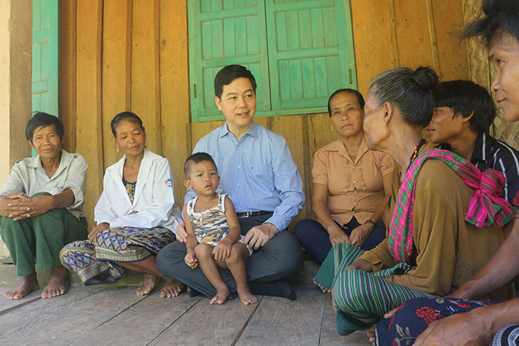 Lãnh đạo huyện Tuyên Hóa thăm và trò chuyện cùng đồng bào dân tộc thiểu số trên địa bàn. 