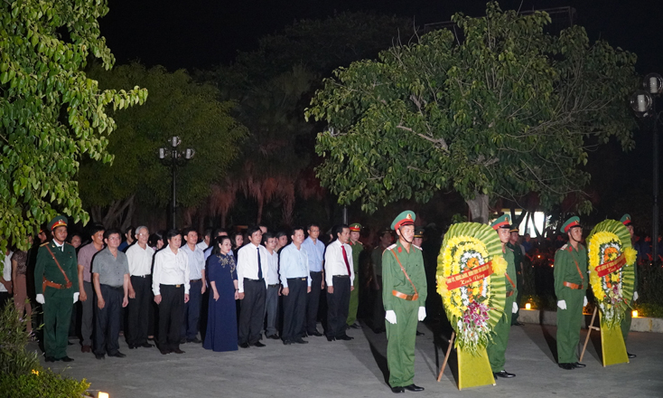Lễ viếng và đặt vòng hoa tại Nghĩa trang liệt sỹ Ba Dốc.