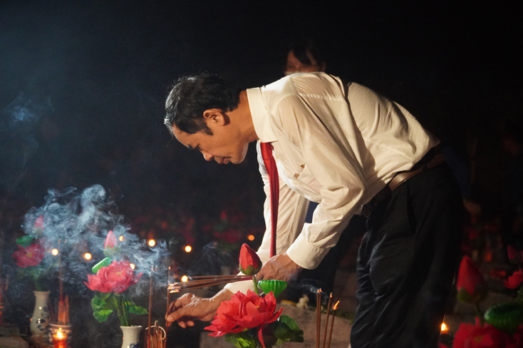 Đồng chí Chủ tịch UBND tỉnh Trần Công Thuật kính cẩn thắp hương lên từng phần mộ các anh hùng liệt sỹ.