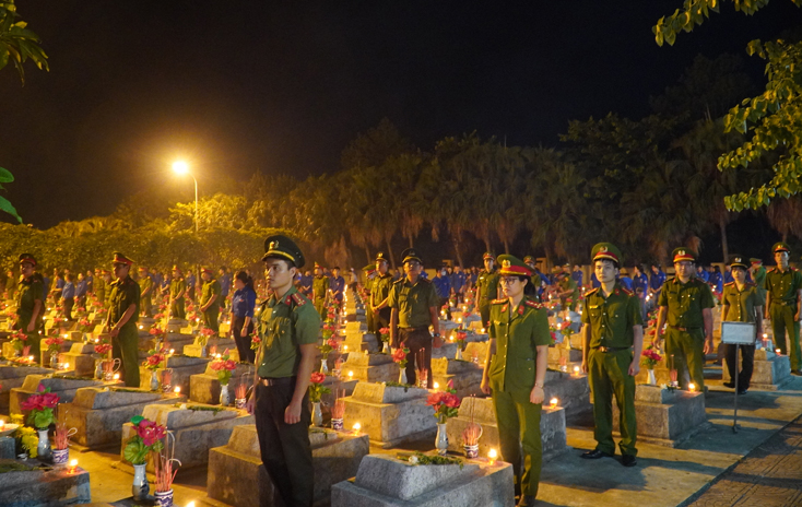 Tuổi trẻ lực lượng vũ trang kính cẩn nghiêng mình trước anh linh các anh hùng liệt sỹ tại Nghĩa trang liệt sỹ Ba Dốc tối 26-7.