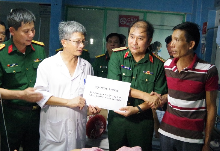 Trung tướng Phùng Sỹ Tấn trao tiền hỗ trợ của Bộ Quốc phòng cho các nạn nhân.