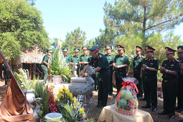 Đoàn công tác dâng hoa dâng hương tưởng niệm Đại tướng Võ Nguyên Giáp
