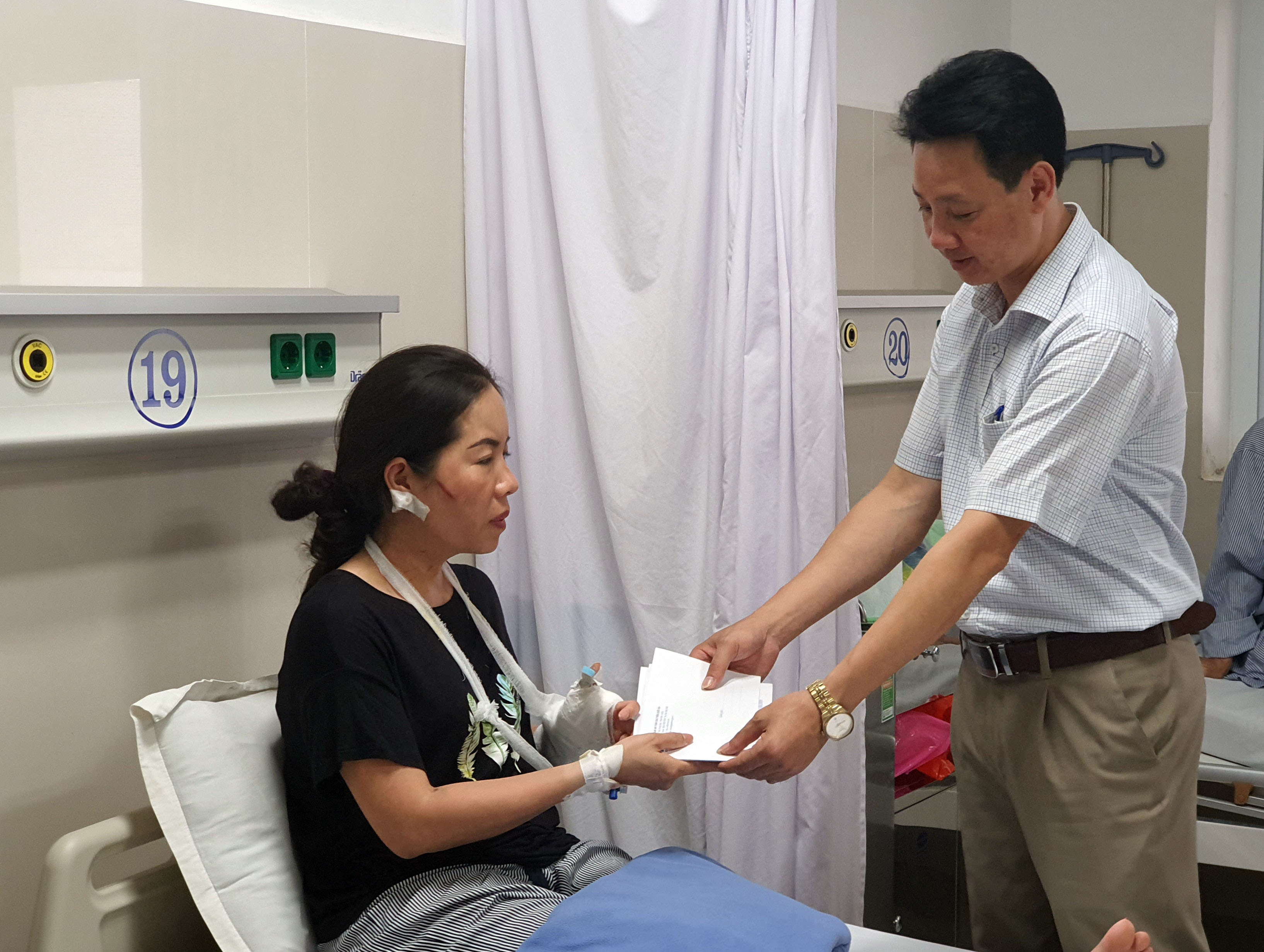 Đồng chí Chánh Văn phòng thường trực Ban ATGT tỉnh thăm, động viên người bị thương đang điều trị tại Bệnh viện hữu nghị Việt Nam – Cu Ba – Đồng Hới