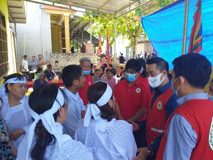 Đoàn công tác Trung ương Hội Chữ Thập Việt Nam thăm và hỗ trợ các gia đình có người tử vong trong vụ tai nạn lật xe khách