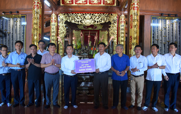 Các cơ sở giáo dục nghề nghiệp trên địa bàn tỉnh đã trao tặng Ban Quản lý Đền thờ một số vật dụng.
