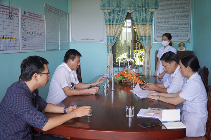 Lãnh đạo Trung tâm Kiểm soát bệnh tật tỉnh đánh cao tinh thần chủ động trong giám sát dịch tể từ cơ sở của Trạm y tế xã Quảng Đông.