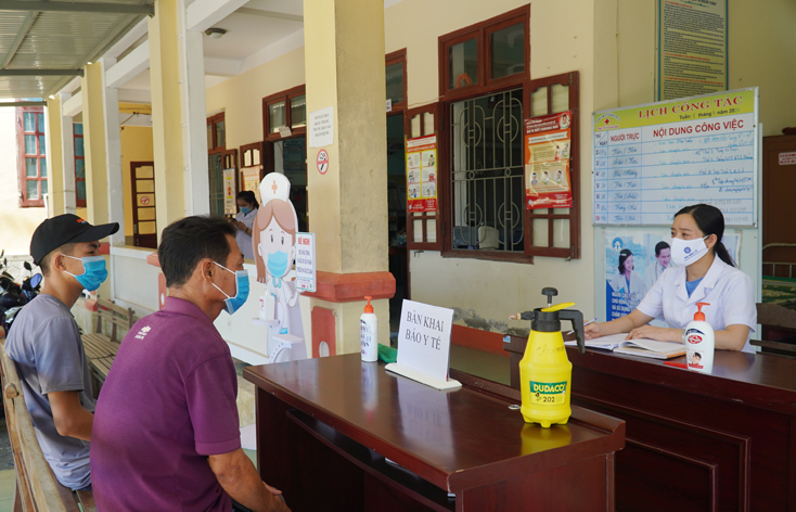 Trạm y tế xã Quảng Đông trực sẵn sàng tiếp nhận thông tin khai báo y tế của người dân trên địa bàn.