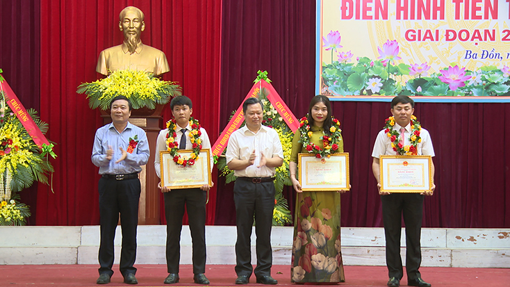 Cô giáo Đặng Thị Chung đại diện Trường THCS Nguyễn Hàm Ninh nhận bằng khen của UBND tỉnh cho tập thể có thành tích xuất sắc trong phong trào thi đua yêu nước, giai đoạn 2015-2020. 