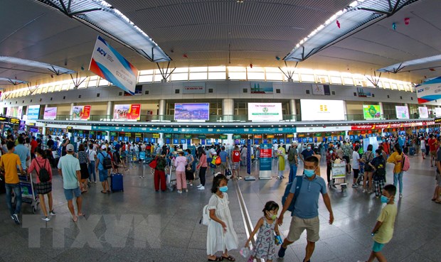 Tất cả hành khách đều thực hiện việc đeo khẩu trang tại Sân bay quốc tế Đà Nẵng. (Ảnh: Trần Lê Lâm/TTXVN)