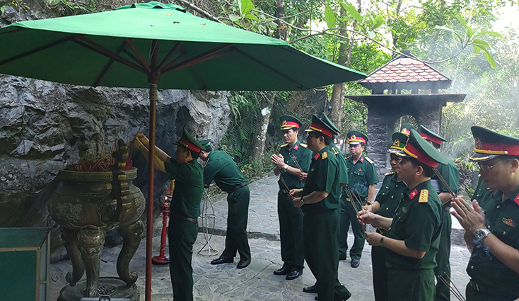 Trung tướng Lê Hiền Vân dâng hương trước hang Tám Cô đường 20 Quyết Thắng