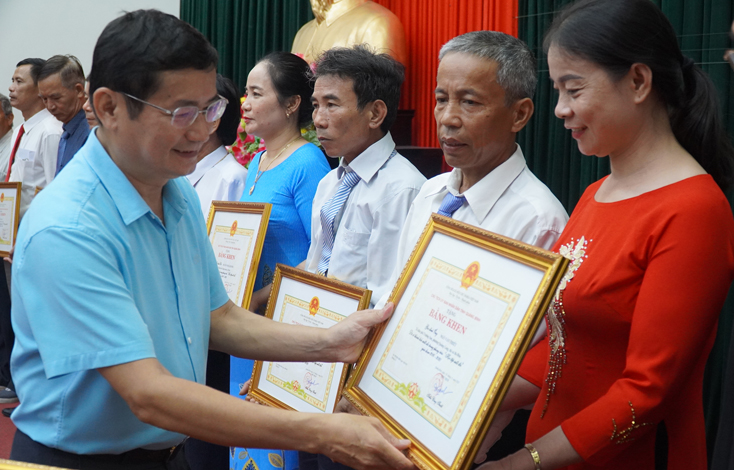 Đồng chí Trần Tiến Dũng, Tỉnh ủy viên, Phó Chủ tịch UBND tỉnh trao bằng khen UBND tỉnh cho các tập thể và cá nhân có thành tích xuất sắc trong phong trào Học tập suốt đời.