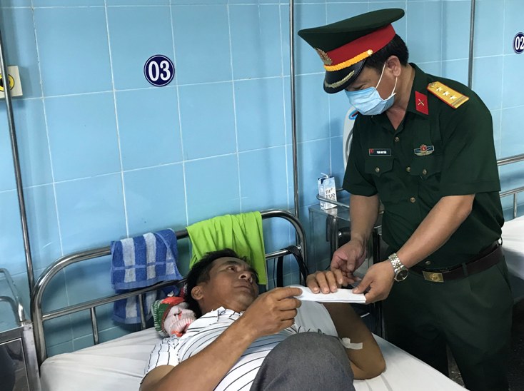   Trao tiền hỗ trợ các trường hợp bị thương đang điều trị tại Bệnh viện hữu nghị Việt Nam - Cu Ba Đồng Hới