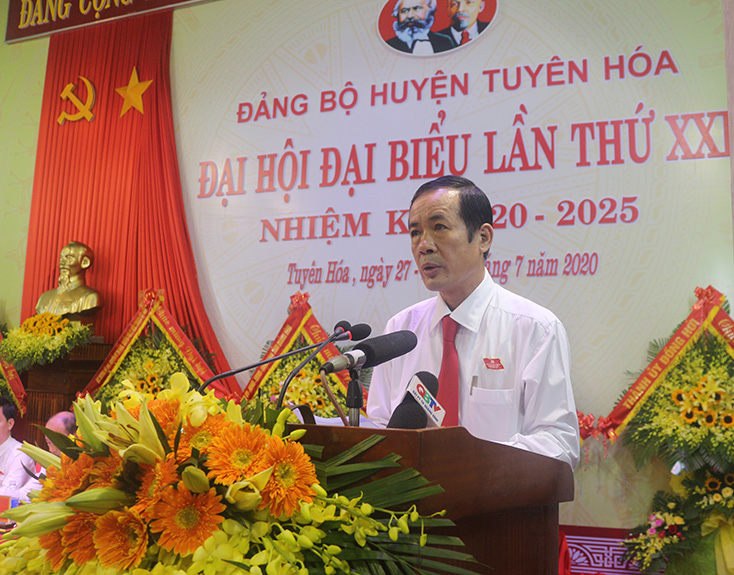 Đồng chí Chủ tịch UBND tỉnh Trần Công Thuật phát biểu chỉ đạo Đại hội. 