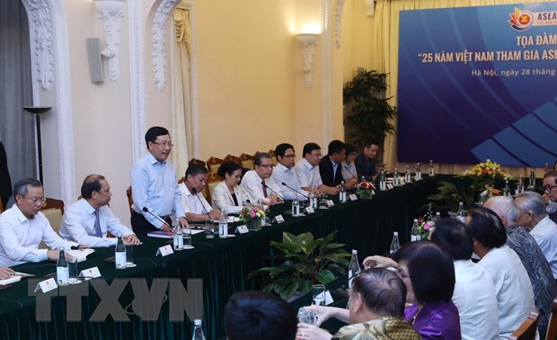 Phó Thủ tướng, Bộ trưởng Bộ Ngoại giao Phạm Bình Minh chủ trì tọa đàm. (Ảnh: Lâm Khánh/TTXVN)