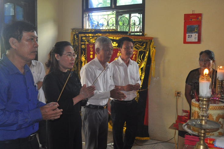 Bà Phạm Thị Hân, Ủy viên Ban Thường vụ, Chủ tịch Ủy ban MTTQ Việt Nam tỉnh viếng các nạn nhân tử nạn trong vụ tai nạn giao thông.
