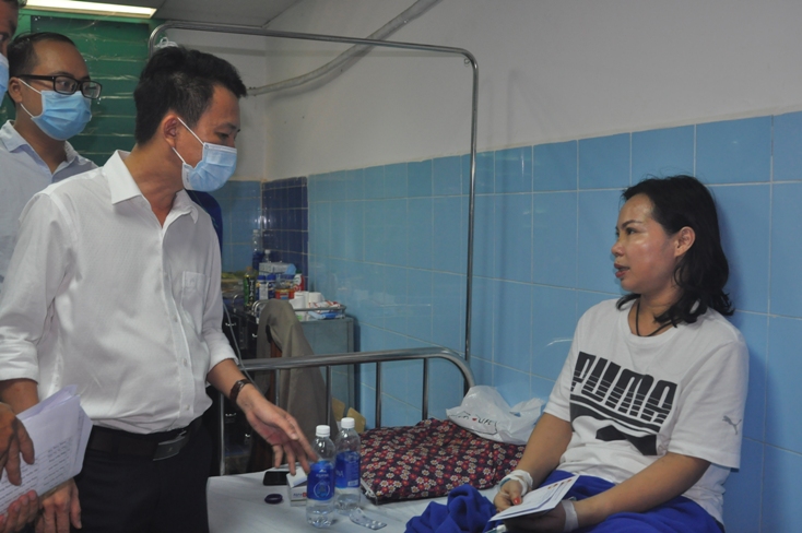  Ông Trần Quang Minh, Phó Chủ tịch Ủy ban MTTQ Việt Nam tỉnh động viên các nạn nhân bị thương đang điều trị tại bệnh viện