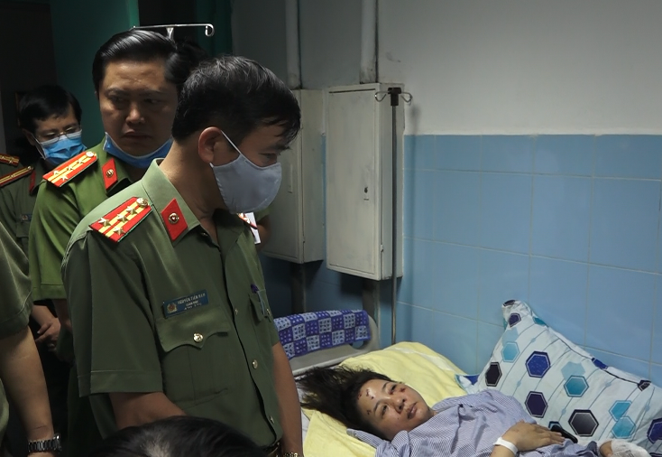 Đại tá Nguyễn Tiến Nam, Giám đốc Công an tỉnh thăm hỏi, động viên nạn nhân bị TNGT đang điều trị tại bệnh viện.