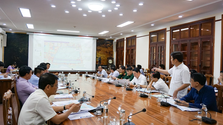 Đại diện chủ đầu tư báo cáo quy hoạch chung đô thị Dinh Mười và vùng phụ cận huyện Quảng Ninh đến năm 2030, tầm nhìn đến năm 2040.