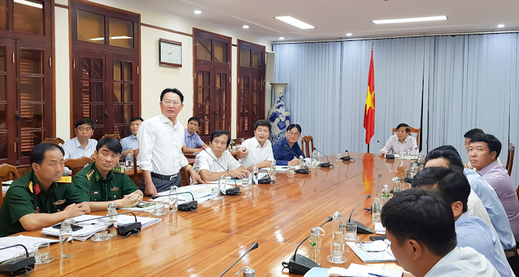Lãnh đạo huyện Quảng Ninh phát biểu ý kiến tại buổi làm việc.