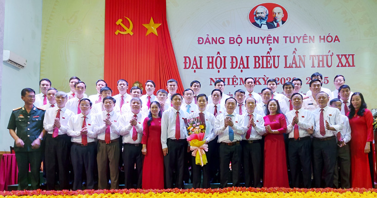 Đồng chí Trần Hải Châu, Ủy viên Thường vụ, Trưởng ban Nội chính Tỉnh ủy tặng hoa chúc mừng Ban Chấp hành Đảng bộ huyện Tuyên Hóa nhiệm kỳ XXI