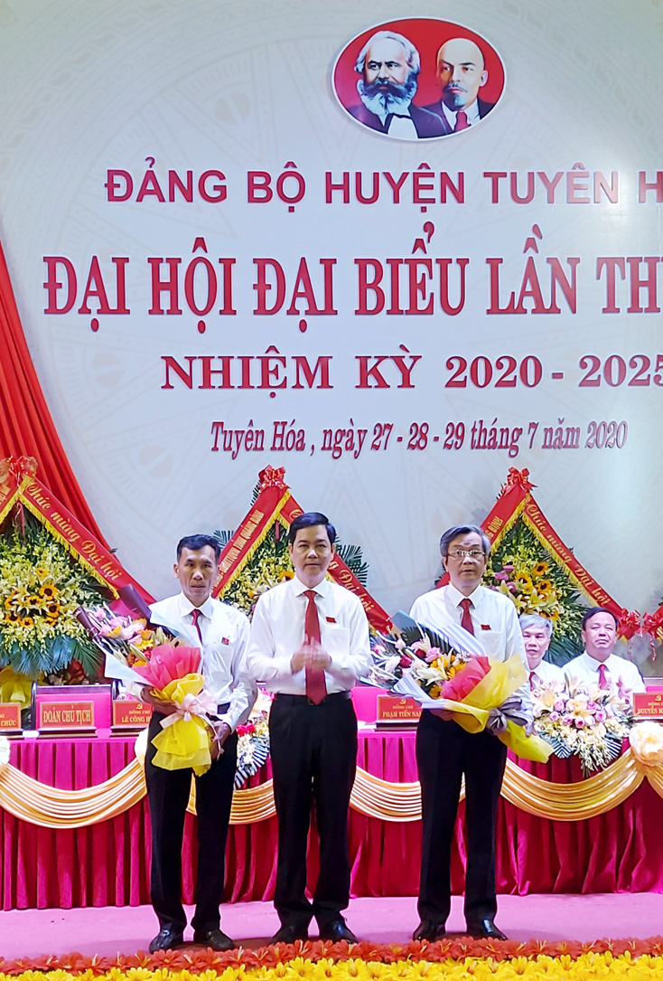 Đồng chí Lê Công Hữu, Tỉnh ủy viên, Bí thư Huyện ủy tặng hoa cho các đồng chí không tham gia Ban Chấp hành Huyện ủy khóa mới 