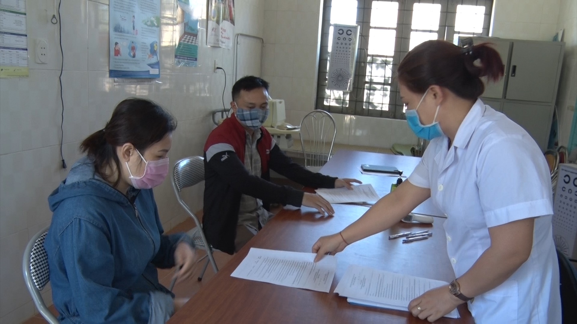 Người dân đi từ Đà Nẵng về tự giác đến Trạm y tế thị trấn Quy Đạt khai báo y tế.