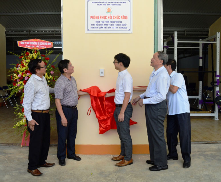 Cắt băng khánh thành Phòng phục hồi chức năng taị Trung tâm bán trú NNCDDC/D tỉnh Quảng Bình