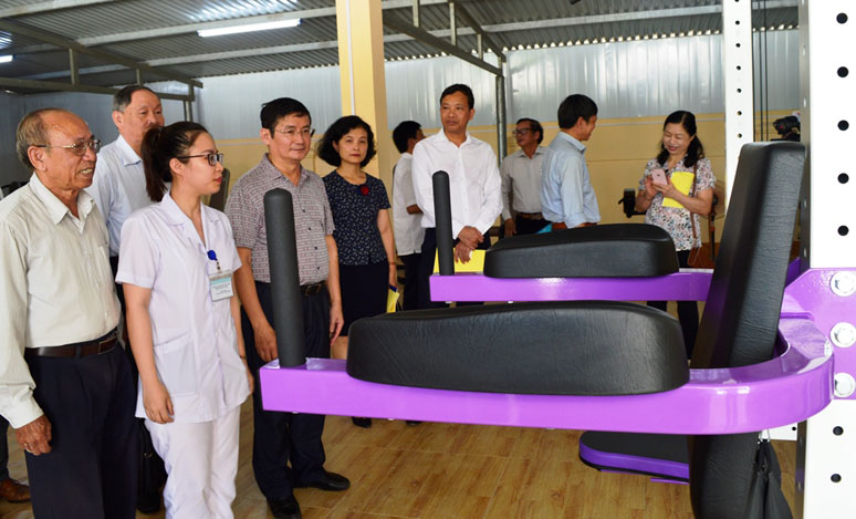 Các đại biểu tham quan các thiết bị phục hồi chức năng tại Trung tâm bán trú NNCDDC/D tỉnh Quảng Bình.