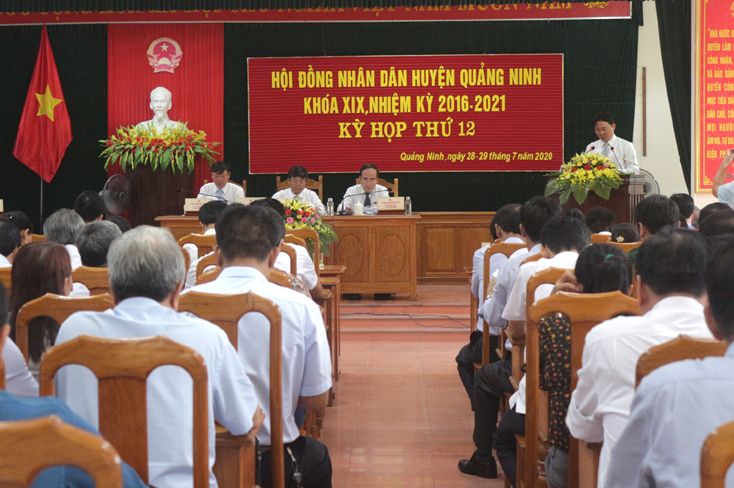 Các đại biểu nghe báo cáo, tờ trình tại kỳ họp thứ 12, HĐND huyện Quảng Ninh khóa XIX.