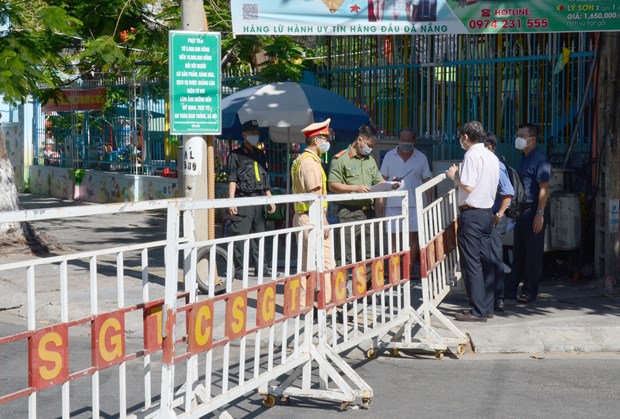 Nhiều lực lượng đã túc trực tại hàng rào ngăn cách khu vực phong tỏa, nội bất xuất, ngoại bất nhập. (Ảnh: Quốc Dũng/TTXVN)