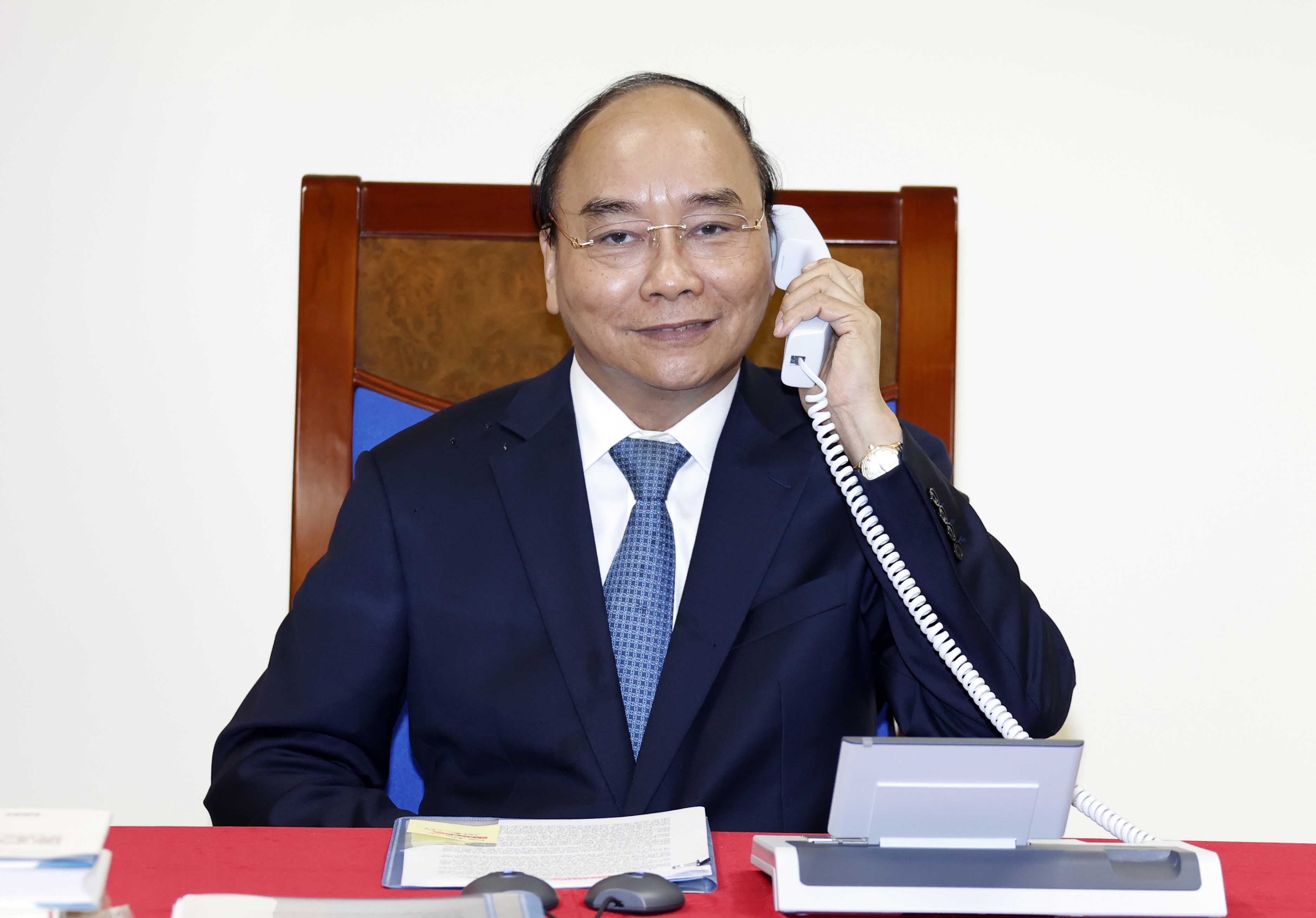  Thủ tướng Nguyễn Xuân Phúc điện đàm với Chủ tịch Ủy ban châu Âu. Ảnh: VGP/Quang Hiếu