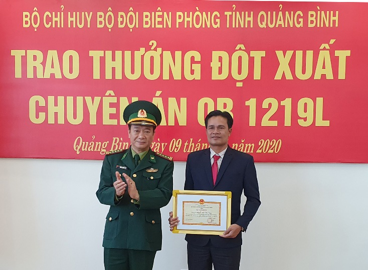 Đại diện Bộ chỉ huy BĐBP tỉnh trao thưởng cho lực lượng Ty An ninh tỉnh Khăm Muộn (Lào) trong chuyên án đấu tranh triệt phá thành công vụ buôn bán, vận chuyển 60.000 viên ma túy tổng hợp.