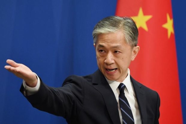 Người phát ngôn Bộ Ngoại giao Trung Quốc Vương Văn Bân phát biểu tại cuộc họp báo. Ảnh: inquirer.net