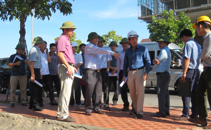 Đồng chí Phó Chủ tịch Thường trực UBND tỉnh Nguyễn Xuân Quang kiểm tra thực địa công tác GPMB trên địa bàn xã Bảo Ninh