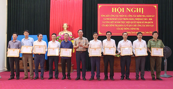  Ban Thường vụ Huyện ủy Quảng Trạch khen thưởng  các tập thể, cá nhân có thành tích xuất sắc 