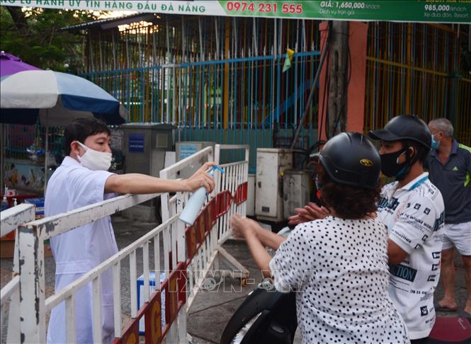 Người dân tại nơi phong toả vì dịch COVID-19 tại Đà Nẵng. Ảnh: TTXVN