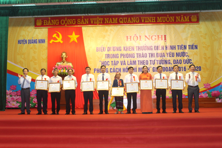 Lãnh đạo huyện Quảng Ninh trao bằng khen của UBND tỉnh cho 10 tập thể xuất sắc trong thực hiện phong trào thi đua yêu nước giai đoạn 2016-2020..
