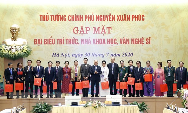 Thủ tướng Nguyễn Xuân Phúc gặp mặt đại biểu tri thức, nhà khoa học, văn nghệ sỹ. (Ảnh: Thống Nhất/TTXVN)