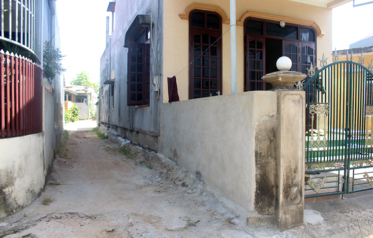 Các hộ dân cụm 4, TDP 3, phường Nam Lý cho rằng đường đi vào nơi ở của mình hẹp lại là do nhà bà Lê Thị Hiếu (phía bên phải ảnh) xây móng lấn ra mặt đường. 