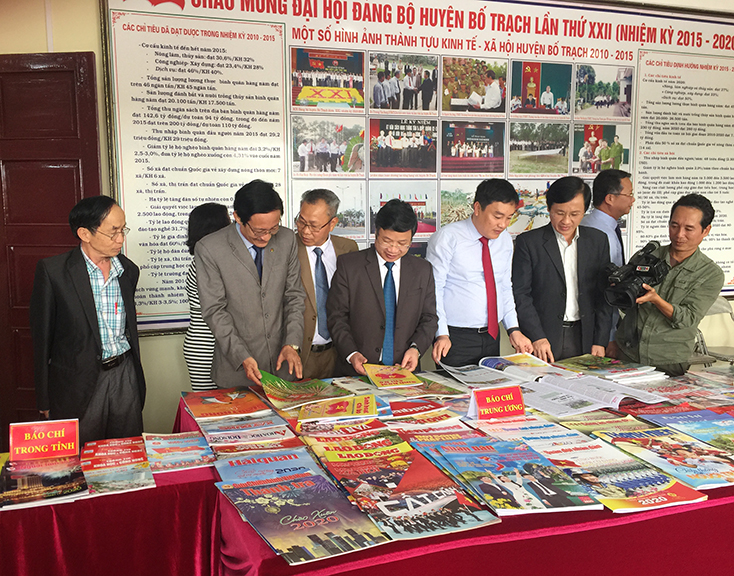 Đồng chí Trưởng ban Tuyên giáo Tỉnh ủy Cao Văn Định và các đại biểu xem các ấn phẩm đặc biệt tại Hội báo xuân Canh Tý 2020. Ảnh A.T	